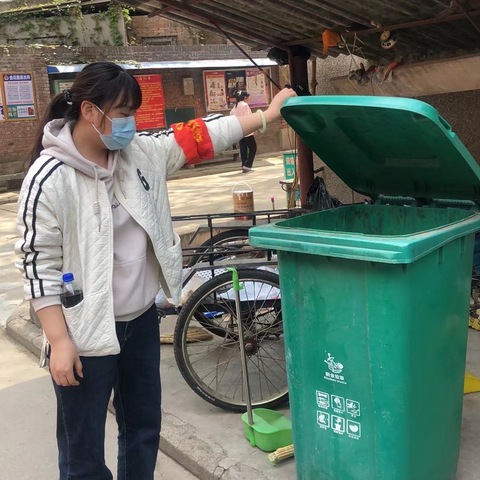 【碑林区长乐坊街道】兴宁社区巾帼志愿小分队开展垃圾分类巡查督导检查进行中