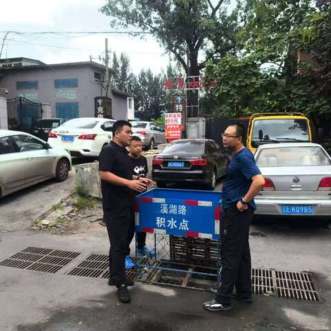 区委常委、副区长胡万重对全区城市防汛工作进行现场检查