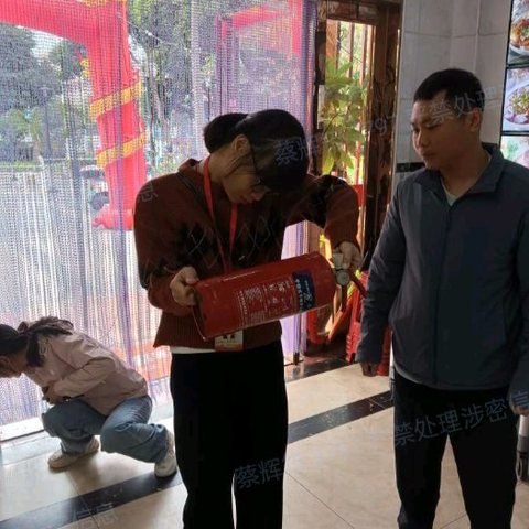 福民社区工作者开展消防安全排查工作