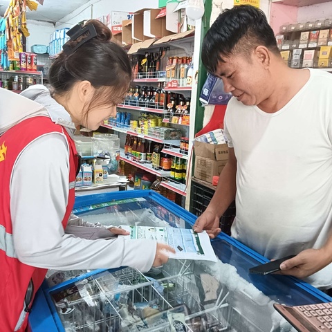 江边乡网格员开展禁塑宣传工作