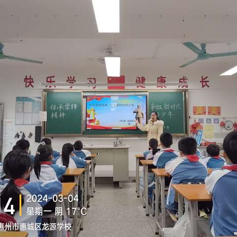 学习雷锋精神 ，乐于奉献。701班学雷锋活动