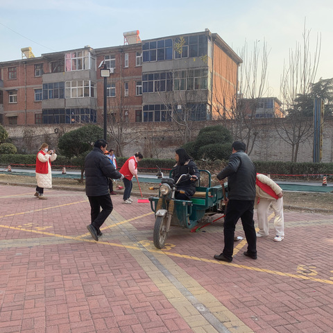 凤铭社区新时代文明实践站开展“志愿服务进社区 打扫卫生暖人心”活动