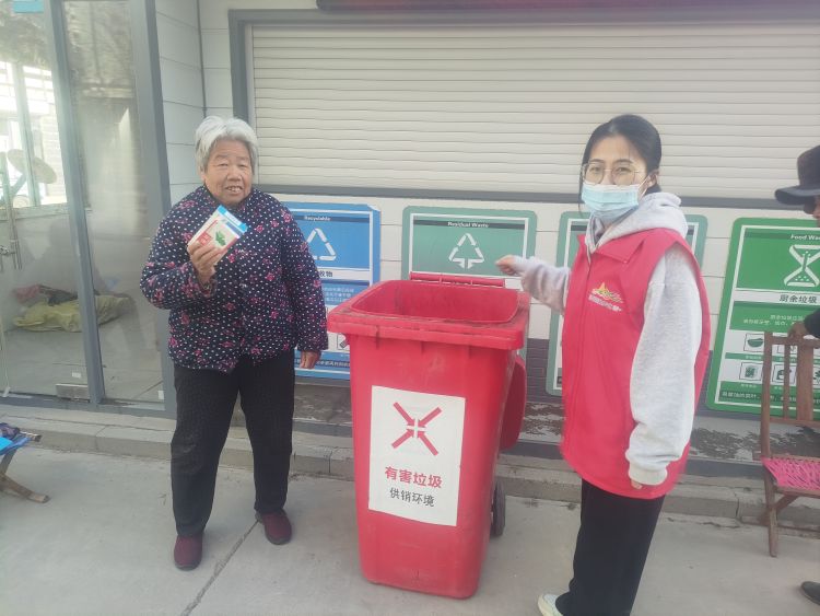 简篇-“有害垃圾收集周”崔寨街道开展环保宣传志愿服务活动