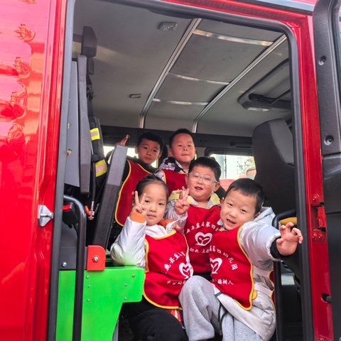 “童”访消防队 致敬“火焰蓝”