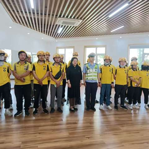 【见心践行】花园路第二社区联合交警部门开展“一盔一带,安全常在”宣传讲座