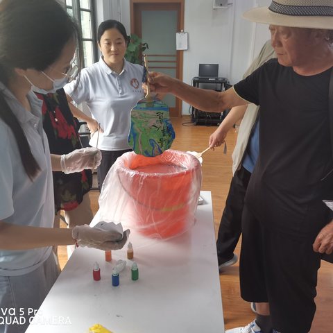 舜华路街道综合养老服务中心开展漆扇活动