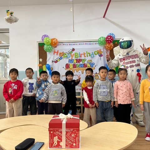 成长不期而遇、生日如约而至一一天山英趣水榭花都幼儿园集体生日会