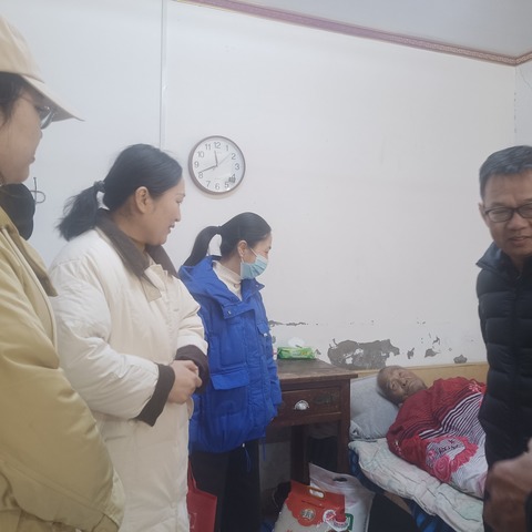 市工信局驻村工作队走访慰问村困难党员