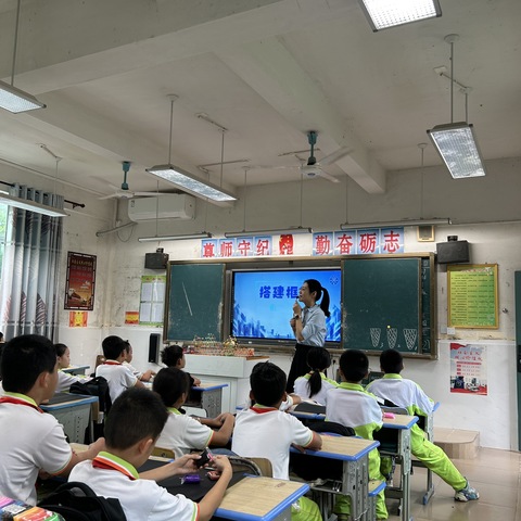 “展美术风采，促教研学习”——中建学校美术公开课