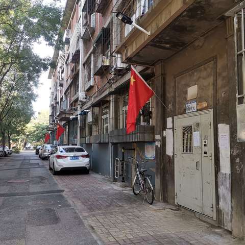 万源西里社区以饱满的热情投入工作当中   美化小区环境     喜迎祖国75岁华诞
