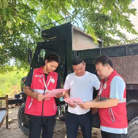 东方感城镇网格员进村入户开展交通安全普法宣传活动