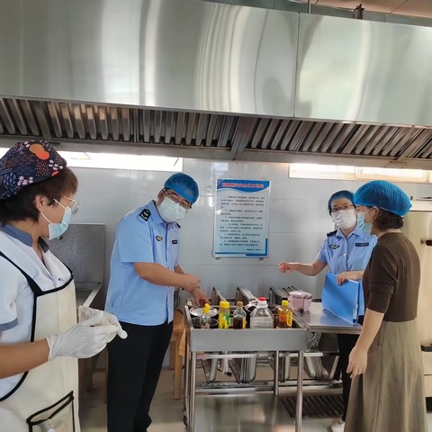 临潼区市场监督管理局栎阳所开展秋季校园食堂检查，筑牢师生饮食安全防线