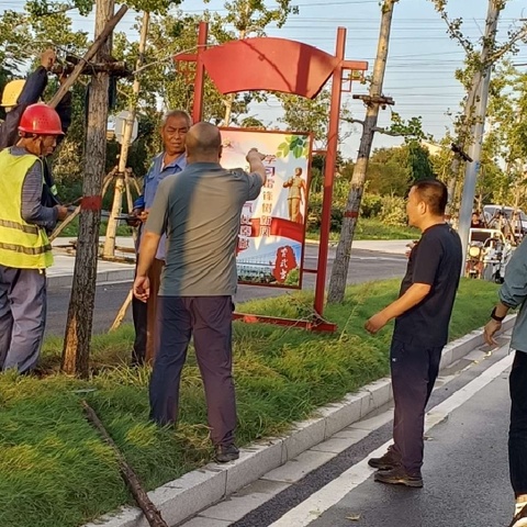 园林中心社管办快速清理倒伏树木保通畅
