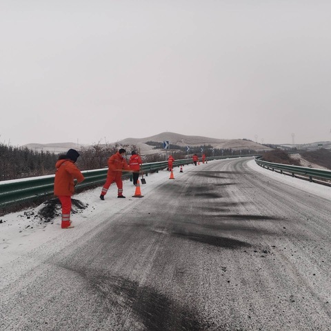 积极应对冰雪天气  全力保障公路  畅通