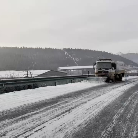 合作公路段除雪保畅情暖新春