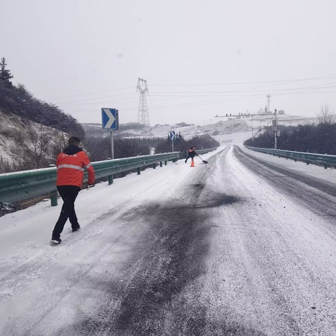 合作公路段清雪保畅通，我们再行动