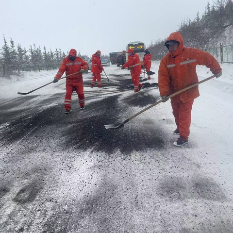 连续奋战不停歇    全力以赴保畅通