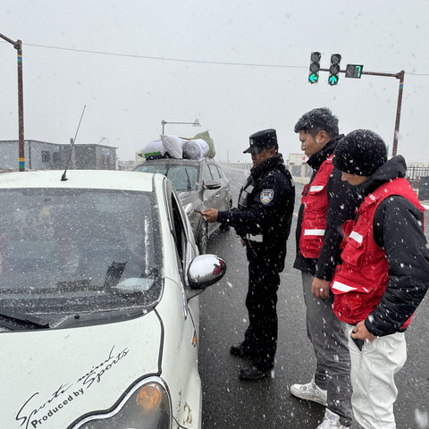 虾扎镇开展降雪天气道路交通安全劝导工作