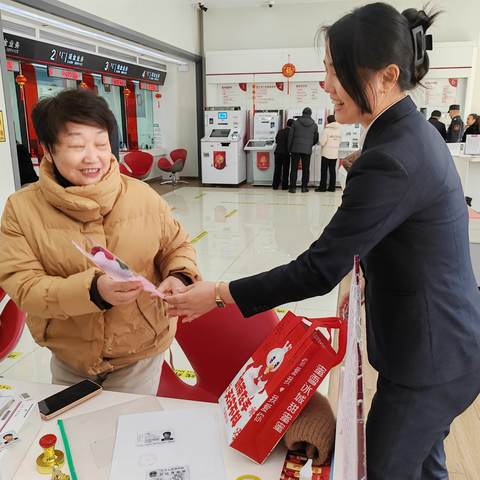 春风十里，最美是你 ----呼伦贝尔工行额尔古纳支行开展三八妇女节送鲜花活动