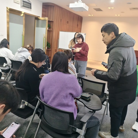 西客站白云路支行高质量走出去，抢抓行外对公单位资源，成功办理社保卡94张