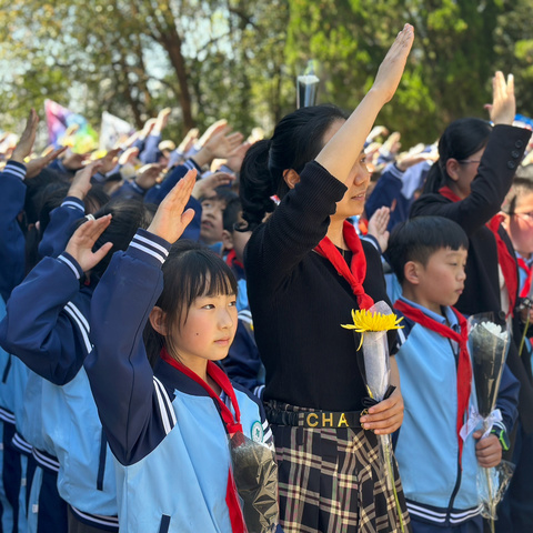 缅怀英烈筑忠魂    传承红色树新风——上饶市第十一小学清明节祭扫活动