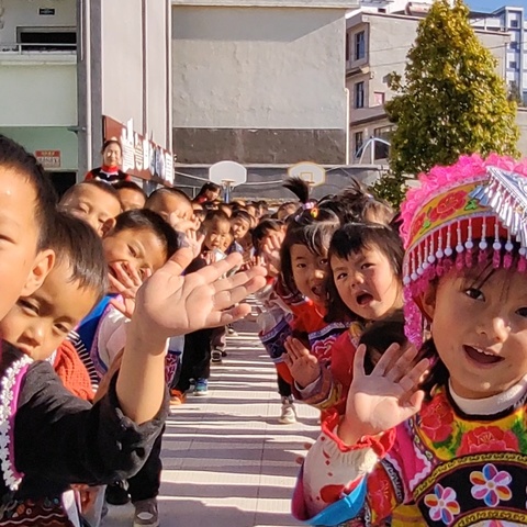 楚雄市中山镇中心幼儿园“大山里的孩子和春天的山茶花有个约会”