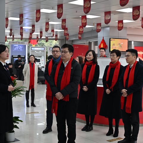 四川分行李志刚行长新年第一天率队开展基层走访慰问活动