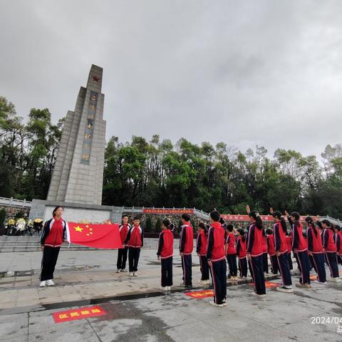 “缅怀先烈，传承精神” ——龙光桥小学清明祭扫活动