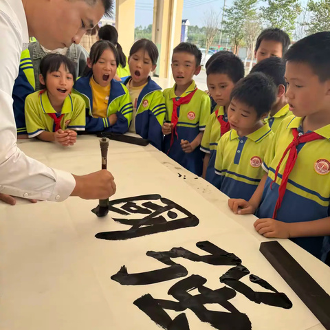 覃塘区“情系布山”百场文艺活动走进翰林小学