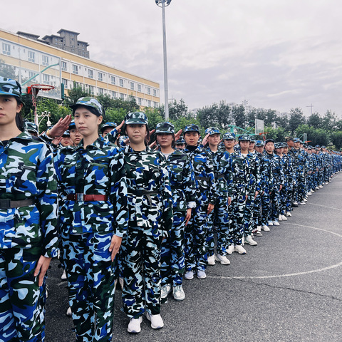 “军训正当时，践行强国志”——乌鲁木齐市第54中学国防教育实践活动正在进行时