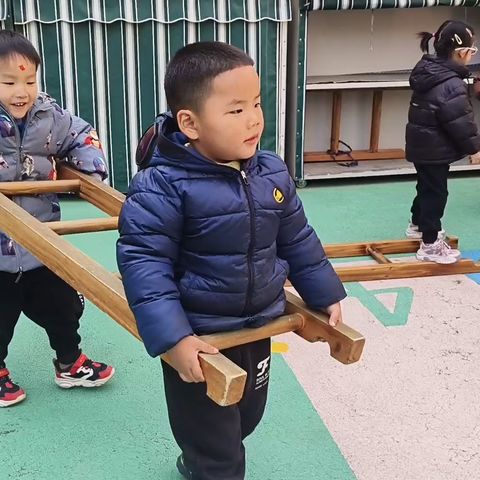 户外活动之“双面胶兄弟”——高唐县第二实验幼儿园学府园户外活动观察记录