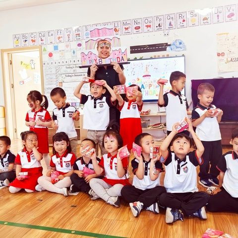 企鹅班的生日派对—快乐脸绘