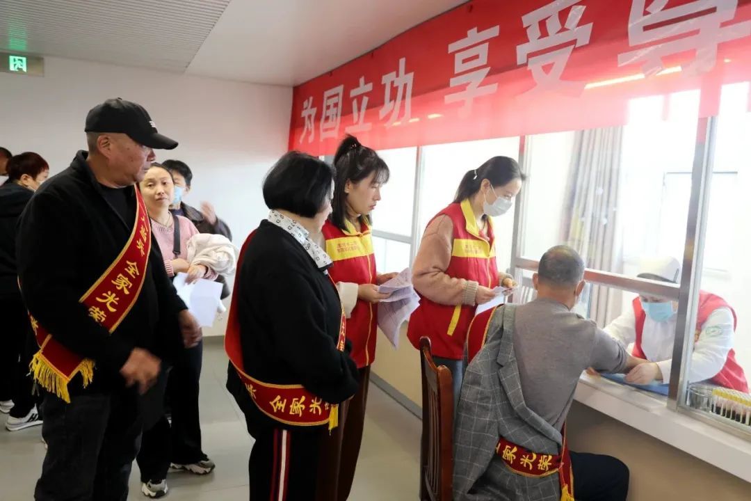简篇-【医院动态】军人立功受奖 军属共享荣光--“漯河好兵”军属健康体检活动在市二院顺利举行