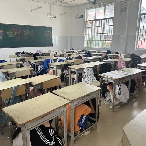 靖西市禄峒中心小学消防应急和地震应急疏散演练活动