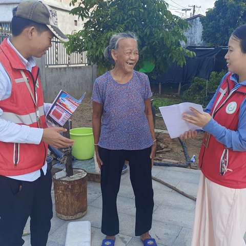 三家镇网格员开展反走私宣传工作