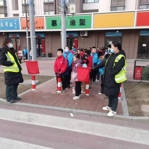 携手同行   为爱站岗  ---千阳县燕伋小学家长护学岗