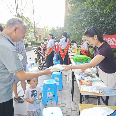 绿地新城社区开展“一城大爱暖泉城”爱心集市活动