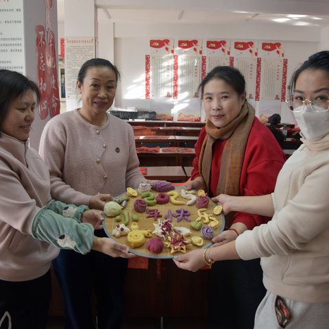 灵蛇献瑞迎新春    非遗传承进社区