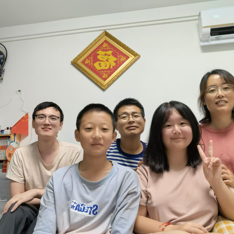 明月映我心 欢乐度中秋   ——记青岛志贤中学203班庆中秋活动