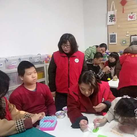 心手相牵共筑梦 情暖校园助成长——区教育局爱心志愿团队走进三和小学开展献爱心活动