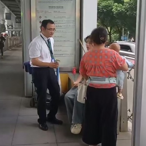 站台员工热心救助突发低血糖的女孩