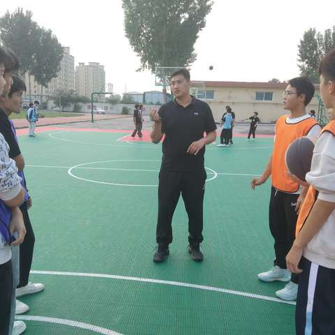 篮球赛场勇夺胜，团结一心展班风——2501班和2404班举行篮球对抗赛