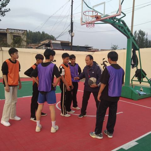 致2501班全体篮球小将，致敬三位赛场勇士！——记2501班第三次篮球赛