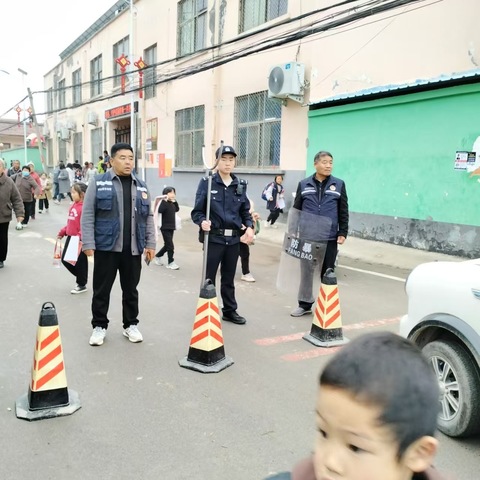 暖心“护学岗”、守护平安路