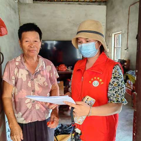 新龙镇网格员入户展开打击非法集资调查问卷活动