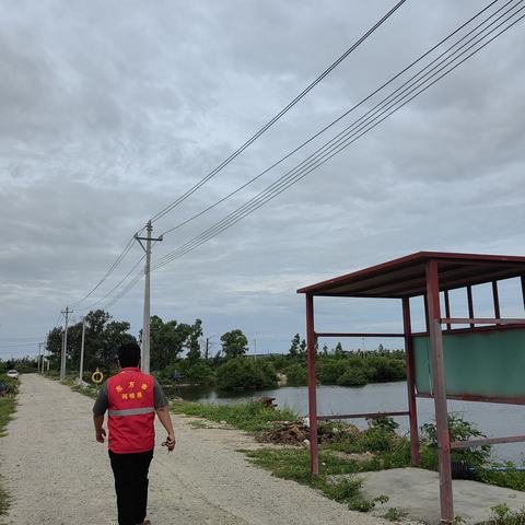 新龙镇网格员入户开展“六水共治”宣传活动