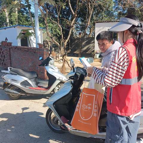 大田镇老马村网格员入户开展铁路安全宣传活动