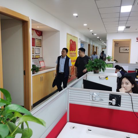 综改直属行党委书记、行长郭振虎一行赴清徐支行调研指导