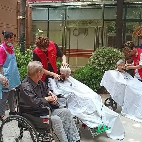 《“理”出关怀，社区老人展新貌》