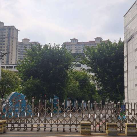 小改出大效，护校保平安——始兴县高峰小学周边道路安全设施提升案例